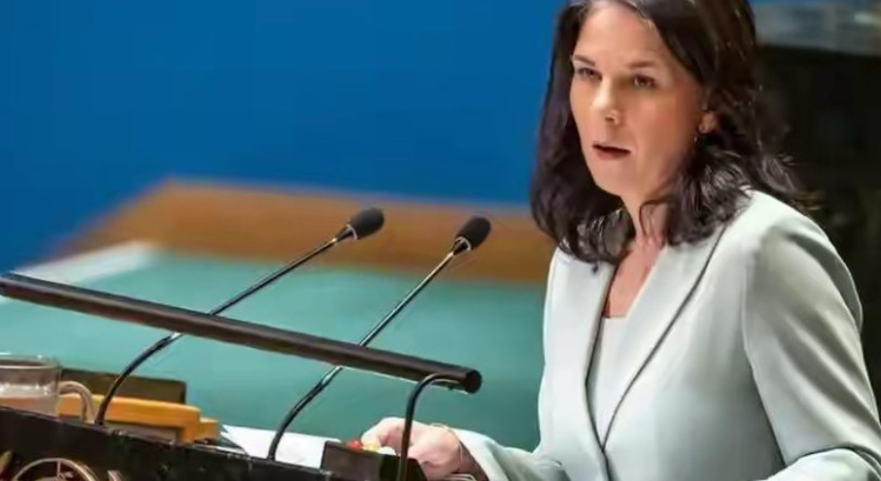 前德国女外长贝尔伯克访华，姿态和之前截然相反，对中方的热情令人直皱眉头！4月29