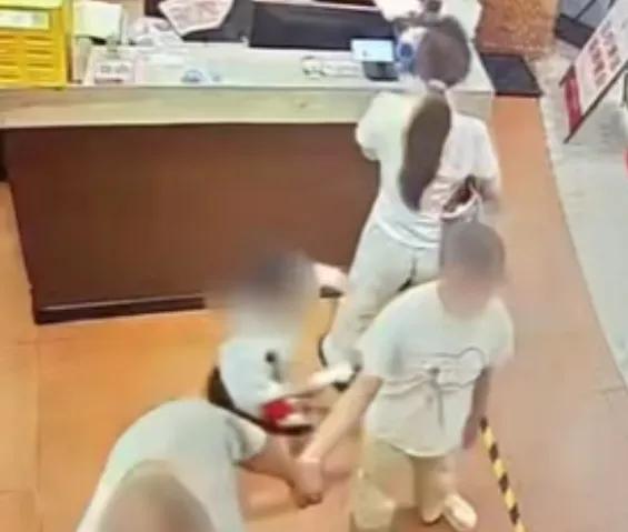 抖音账号被扒了，长沙餐厅揪住4岁男童碰屁股不放的女子的，真是惊呆了——她总共发了