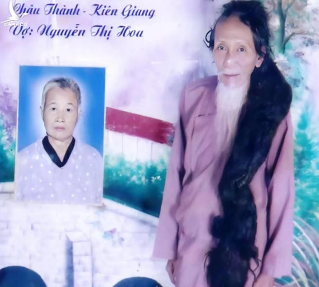 越南一位大爷50年不理发，6.8米的长发重达20斤，临死前全都留给子孙后代，结果