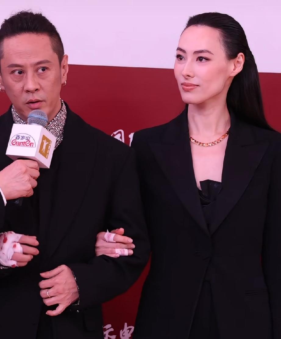 梁洛施和马浴柯气场好强，各有各的帅有人说女生男相是富贵命，不明觉厉，梁洛施看