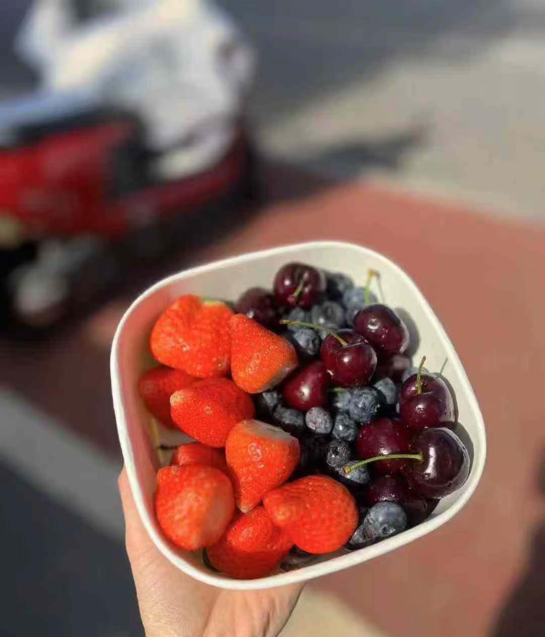 看到一个超级好笑的帖子，有人说能不能今年春晚邀请我上台演讲，讲讲今年有多苦，钱有