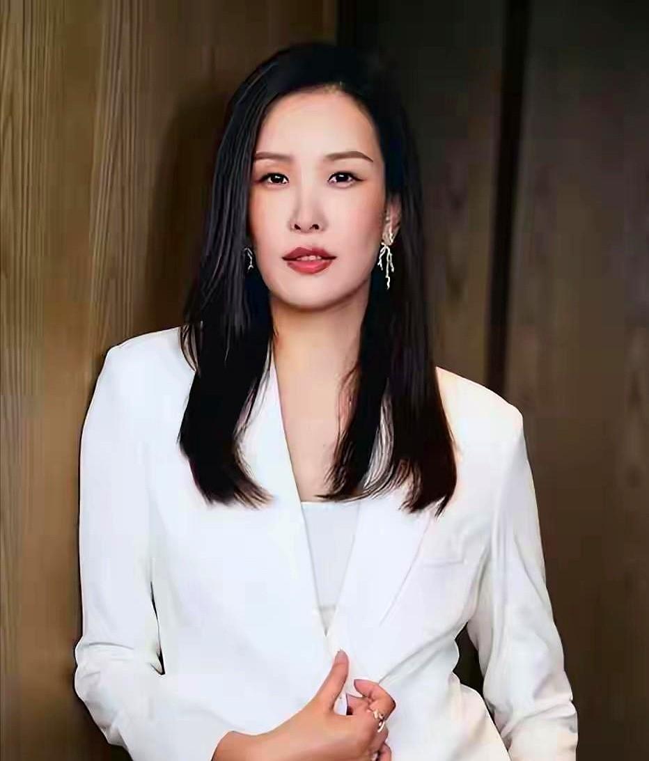 44岁的佟晨洁在节目里官宣离婚了，这是她的第二次。她和魏巍过了11年，男方一