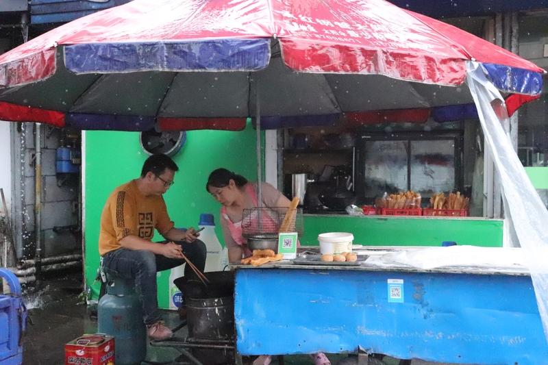 煎饼果子里你喜欢放油条还是薄脆?煎饼果子里放油条还是薄脆，这真是个让人纠结的问