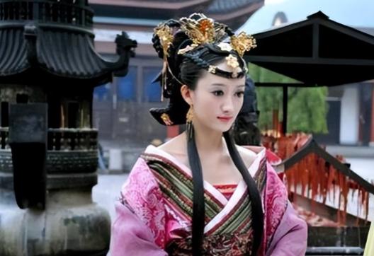 1627年，丈夫朱由校刚咽气，总管太监陈德润竟闯入皇后张嫣的寝宫，嬉皮笑脸地求“