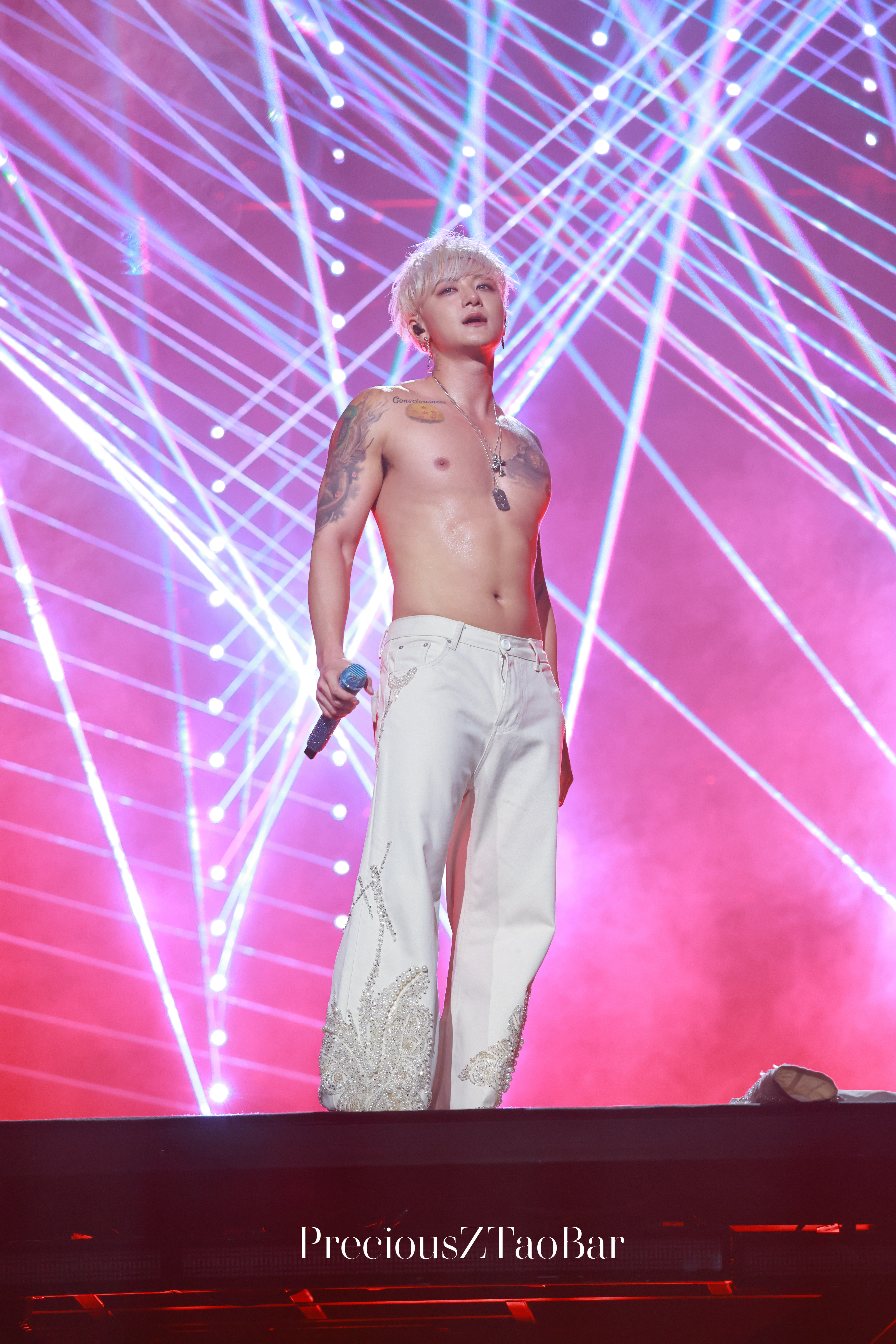 黄子韬来！！！大声告诉我这是啥是腹肌！！！！！！！！！！！！！啊啊啊啊啊啊