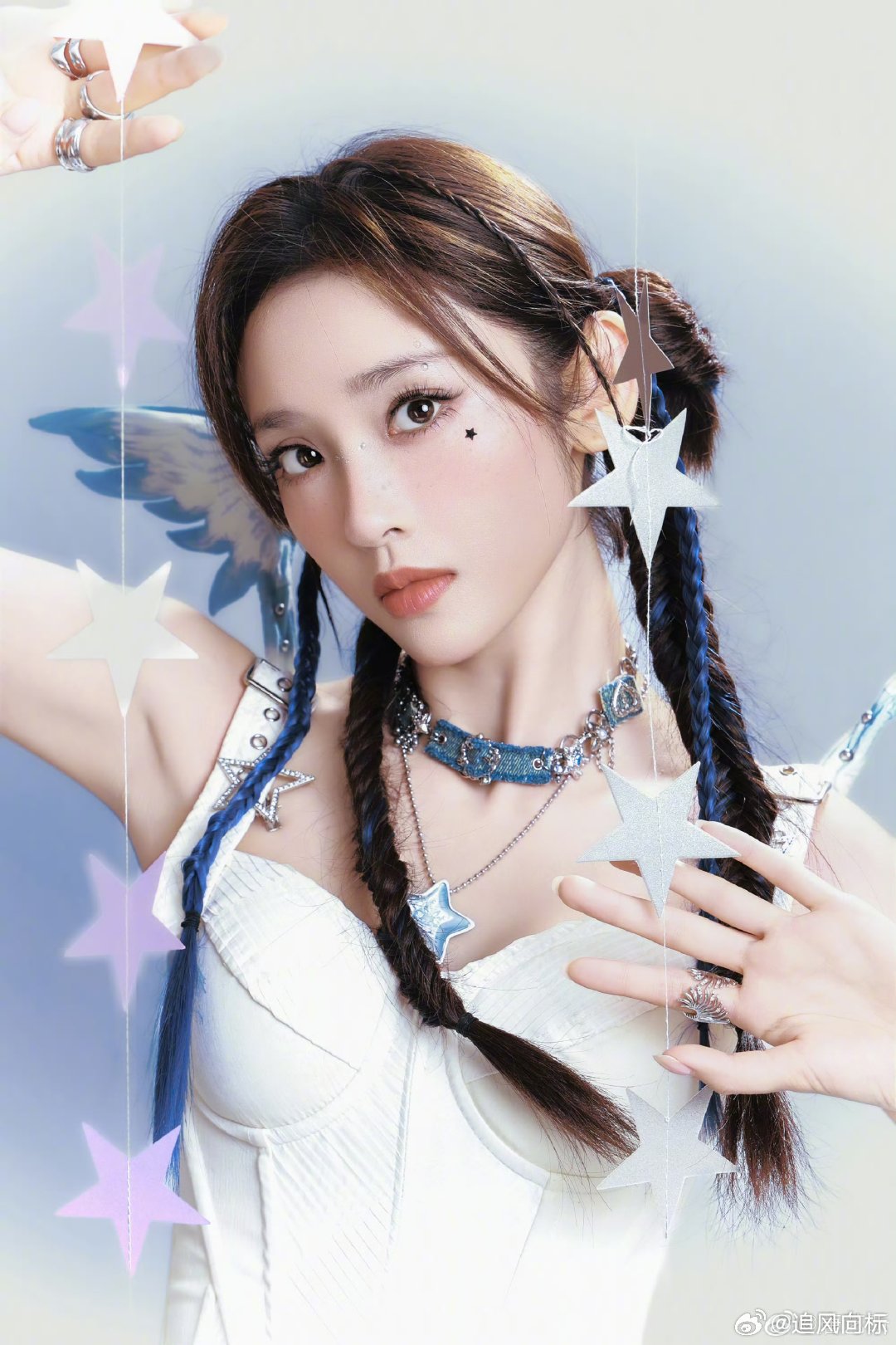 唐艺昕直播被叫妈妈直播间趣味互动出圈，网友弹幕喊妈妈，唐艺昕宠溺感拉满，自然不