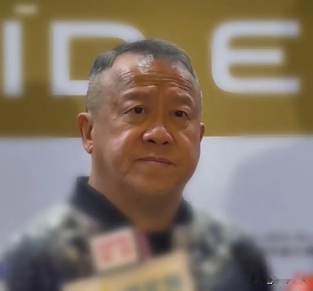 73岁曾志伟携红颜知己现身佛山，矮胖身材太接地气，身旁女子侧脸神似元秋！近日