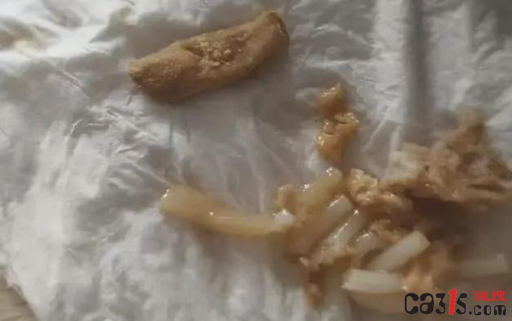 臭宝螺蛳粉这是彻底翻车了！好几个人说在里面吃出了脚趾甲、烟头，想想都恶心，结果厂
