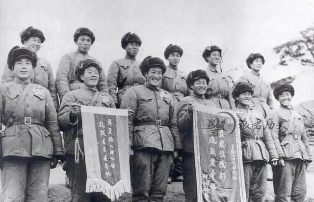 抗美援朝时，杨育才推开白虎团会议室的大门，房间灯火通明，70多个南朝鲜军官正在开