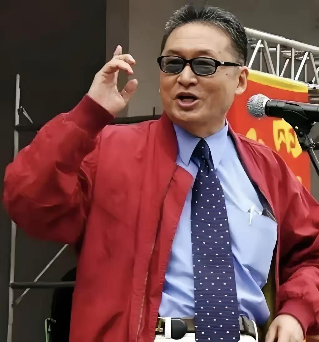 李敖说：“没钱的人一眼就能看出来，愁眉苦脸，眼神空洞。当你有了50万，眼里稍微有