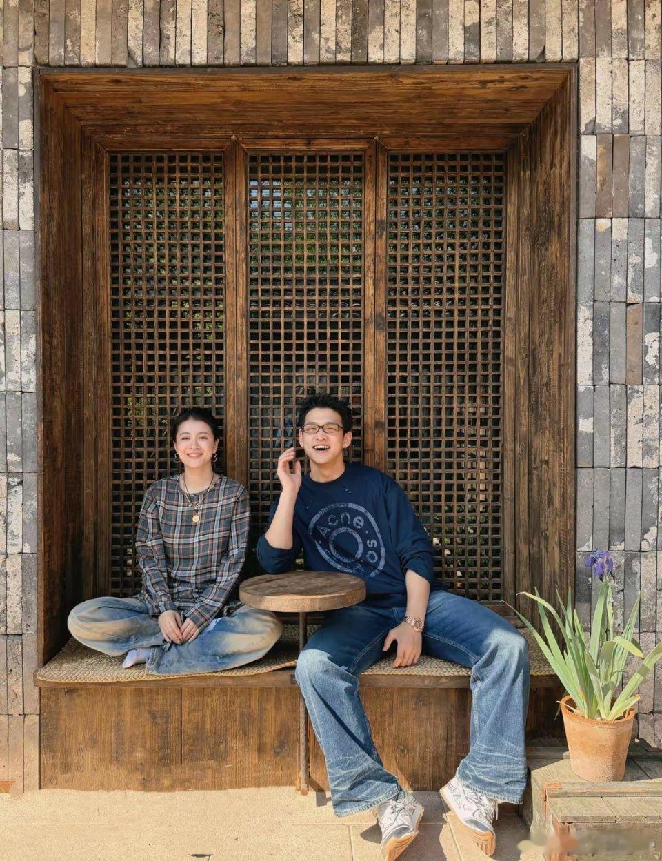 4月26日，歌手李嘉格发文说：“带男票回了一趟故乡！我老妈说，盘锦的天气超好，拍