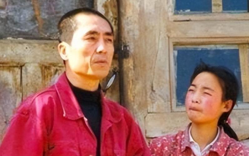 1999年，张艺谋捧红了农村女孩魏敏芝。拍完戏后，魏敏芝想进演艺圈，张艺谋却不同