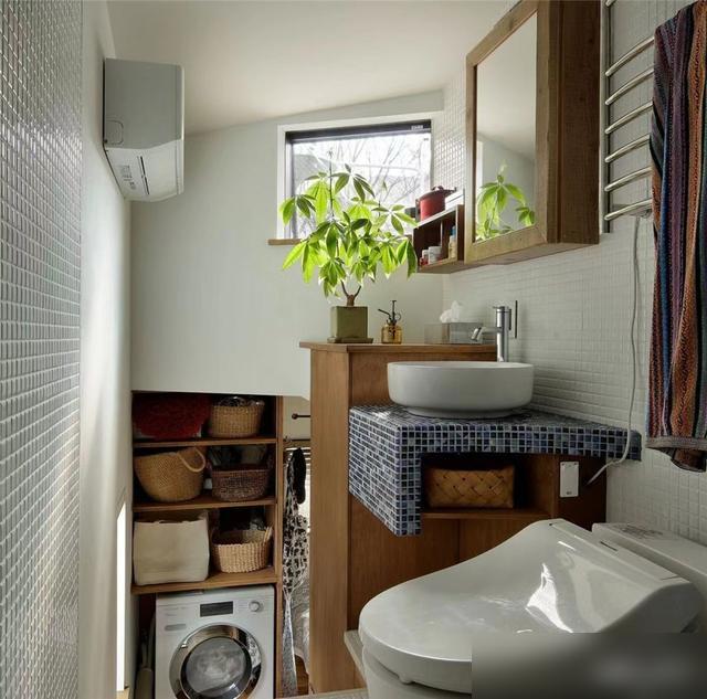 天呐！这对日本夫妻的33㎡“烟囱房”也太会玩空间了吧！最近他们把临街的窄高房子翻