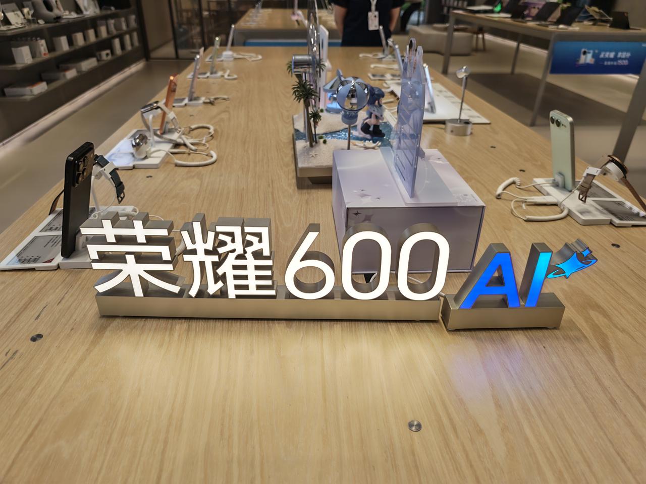 本来想去荣耀专卖店摸一下荣耀RobotPhone手机的，结果工作人员告知这手机