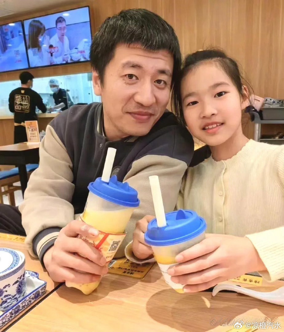 看得我泪流满面，孩子太坚强了，加油！张雪峰女儿缅怀爸爸天上的文曲星换届了选中了爸