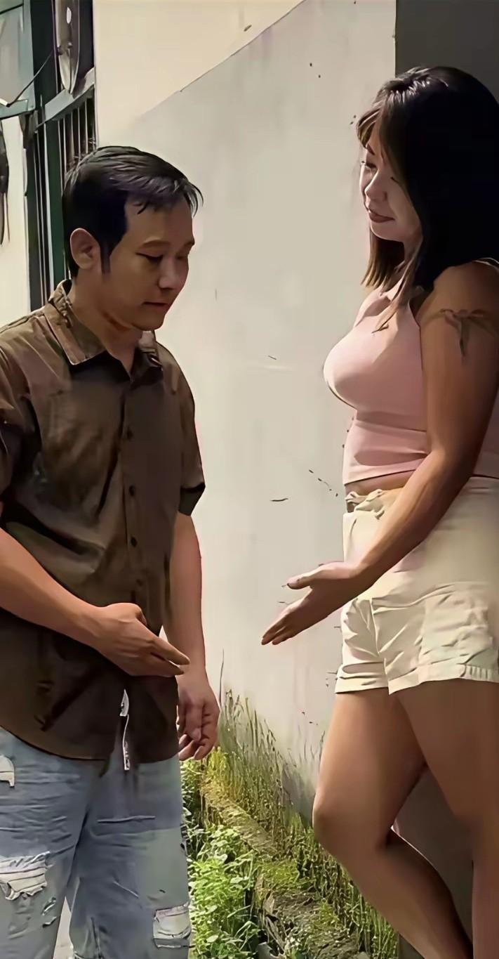 这是什么情况啊，在城中村的小巷子里发现的，这手势是什么意思，有知道的吗？