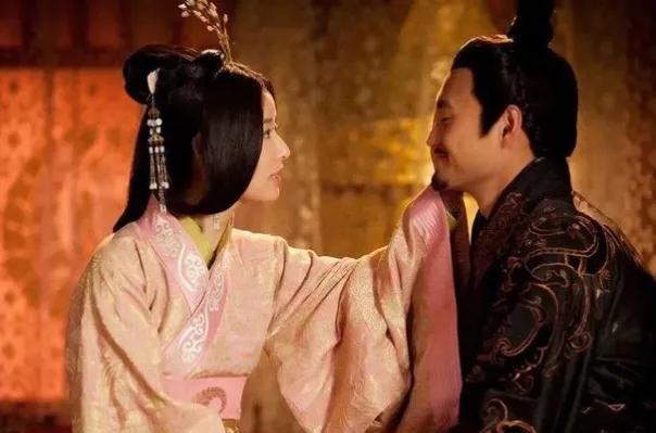公元88年，汉章帝驾崩，窦太后在丧礼上见都乡侯刘畅生得器宇轩昂，不禁怦然心动。她