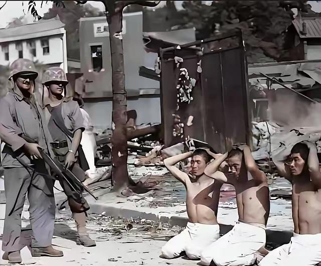 1942年美军占领塞班岛后，对日本俘虏进行血腥虐待，他们将活生生日军俘虏的牙齿敲