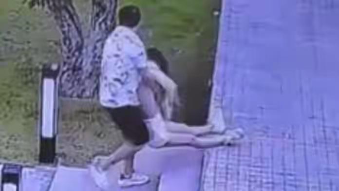 被发现时，遗体已经泡在水沟里好几天了！34岁的季某（音译），身材好，也很漂亮。