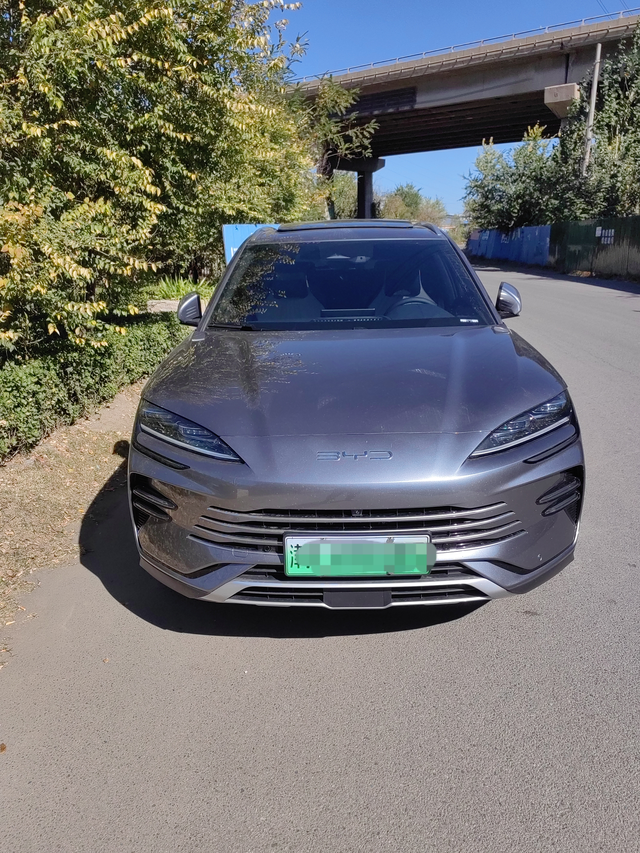 宋PLUSDM-i冠军版使用1周感受先分享一下优点：油耗确实低，驾驶感受轻松