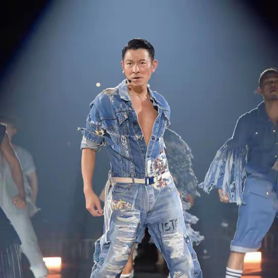 说主办方不敢请刘德华？明明是其他歌手怕同台露怯！64岁的他高音依旧能打，一上