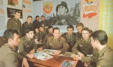 1985年，叛逃美国的苏联空军副司令科舍列夫正在上厕所时，克格勃一名隐藏的杀手从