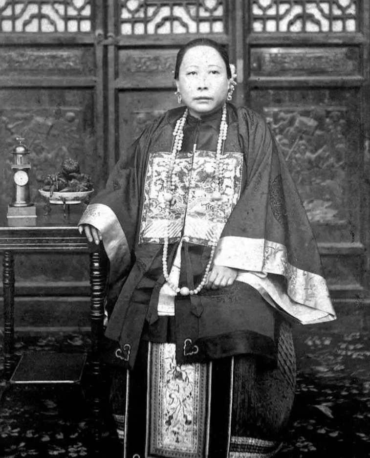 哥哥太穷，娶不起，妹妹太丑，嫁不出。索性，肥水不流外人田，两人凑合了成亲。然而，