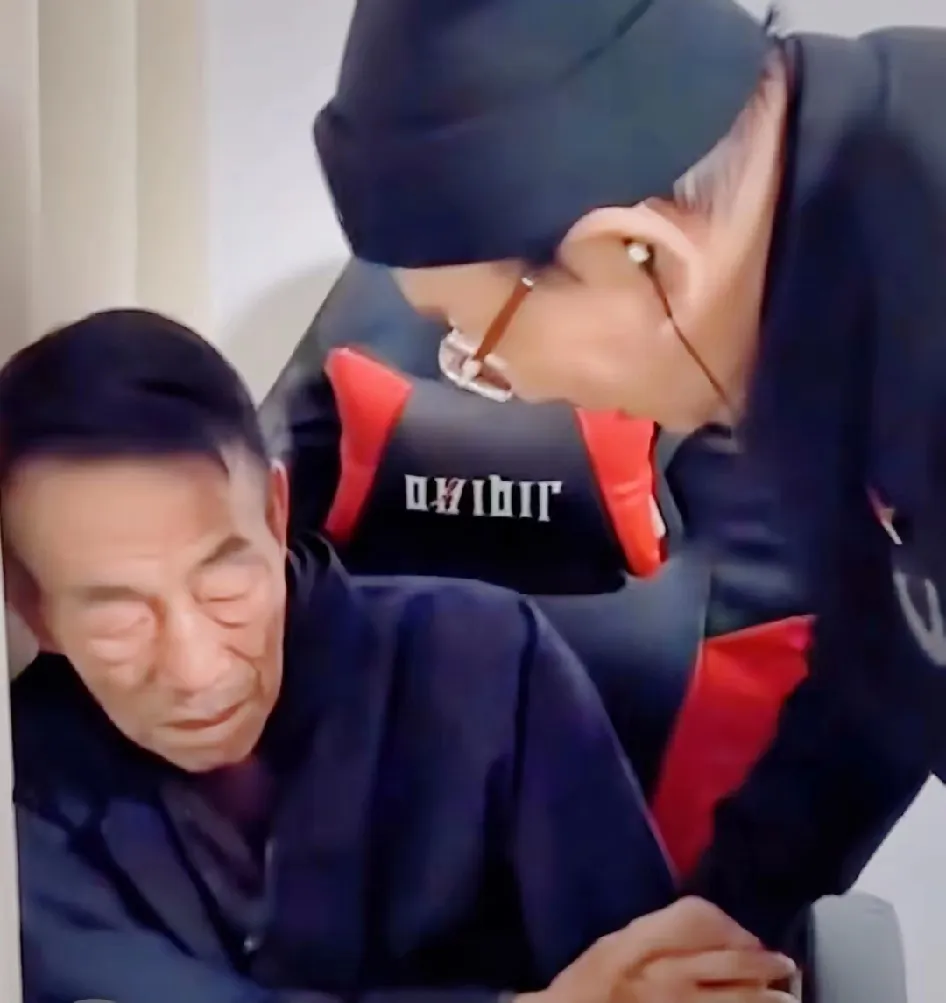 侯耀华的徒弟发文称，杨毅五叔打来电话告知师傅，杨爷爷不幸仙逝！出现了这突如其来的