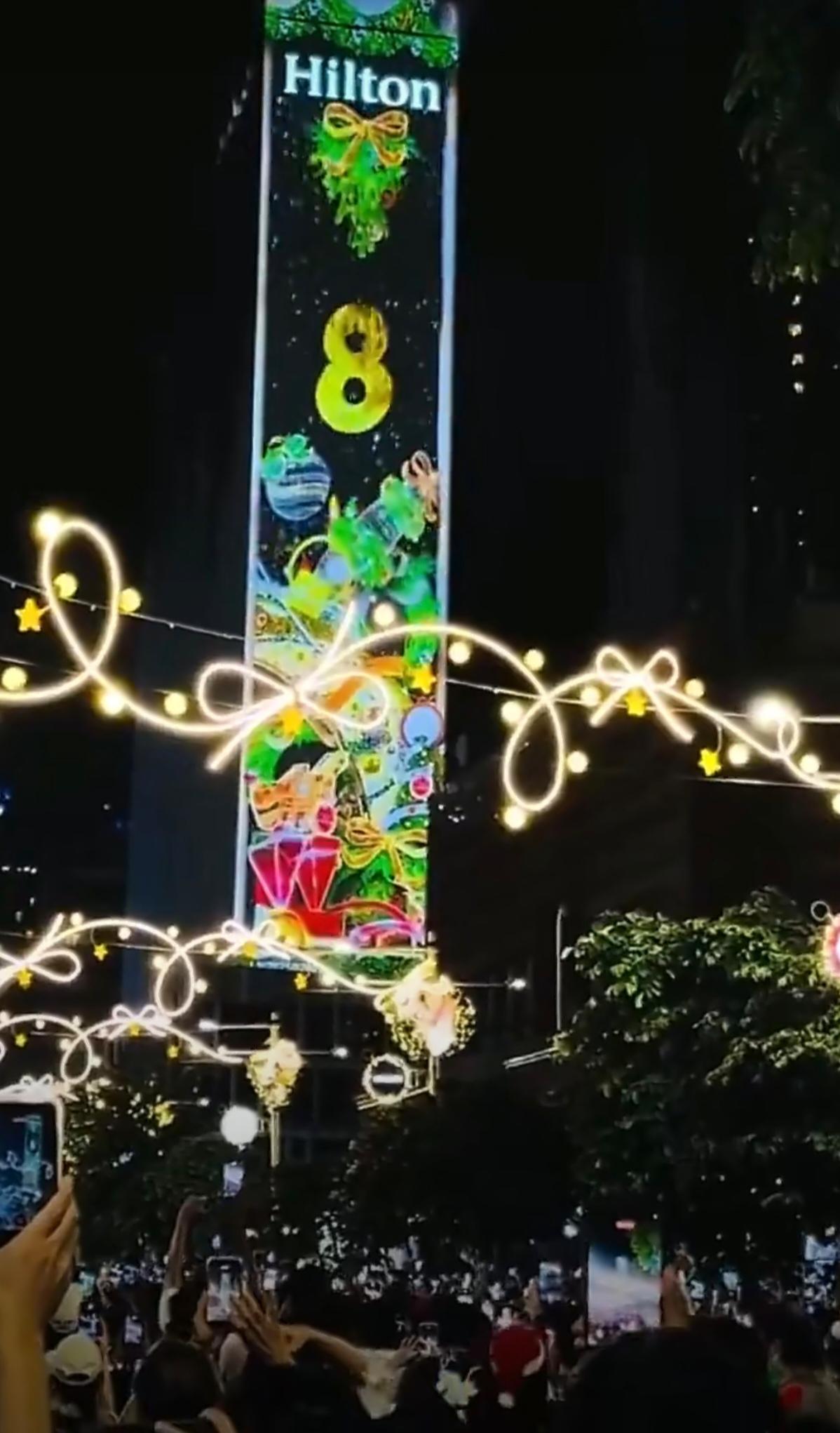 阿三坡平安夜街头，阿三扎堆狂欢，堪比印度本土集会，气氛热烈而咖喱味重。聚是一坨屎