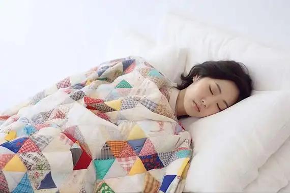 老人睡太早有危害？医生提倡：60岁后的老人，最好在这个点睡觉不少老人一到傍晚