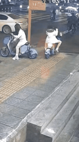 倒车，请注意，倒车…
