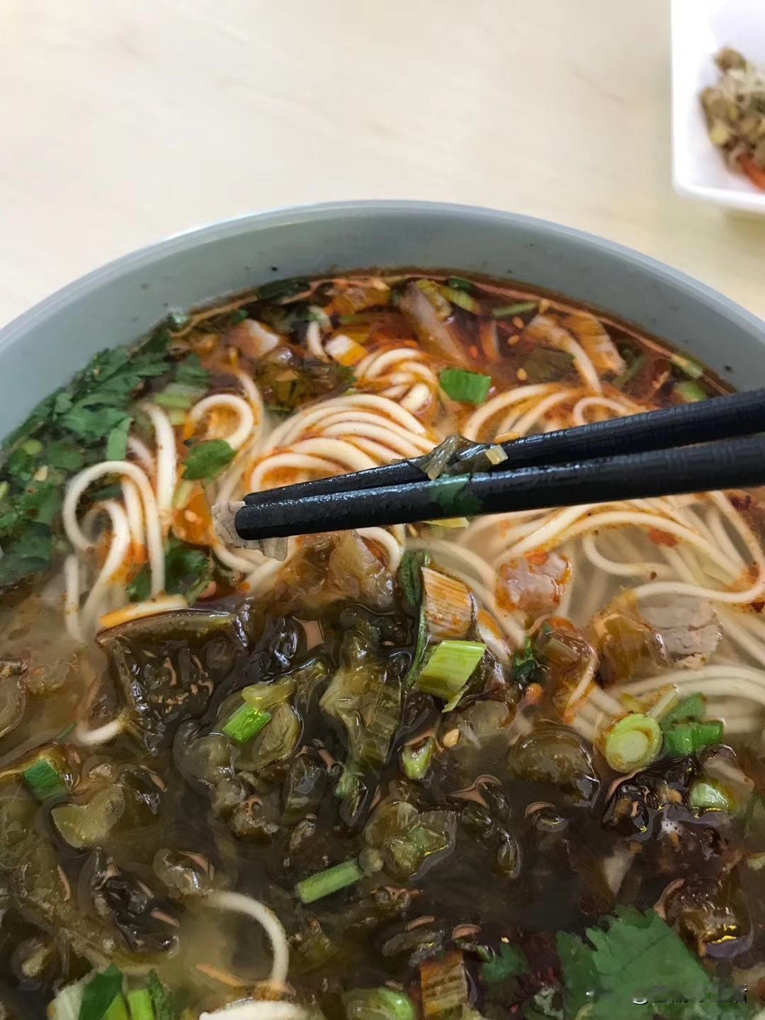 兰州拉面能在全国开几万家，可在兰州本地一家都没有，完全没有立足之地，兰州本地的不