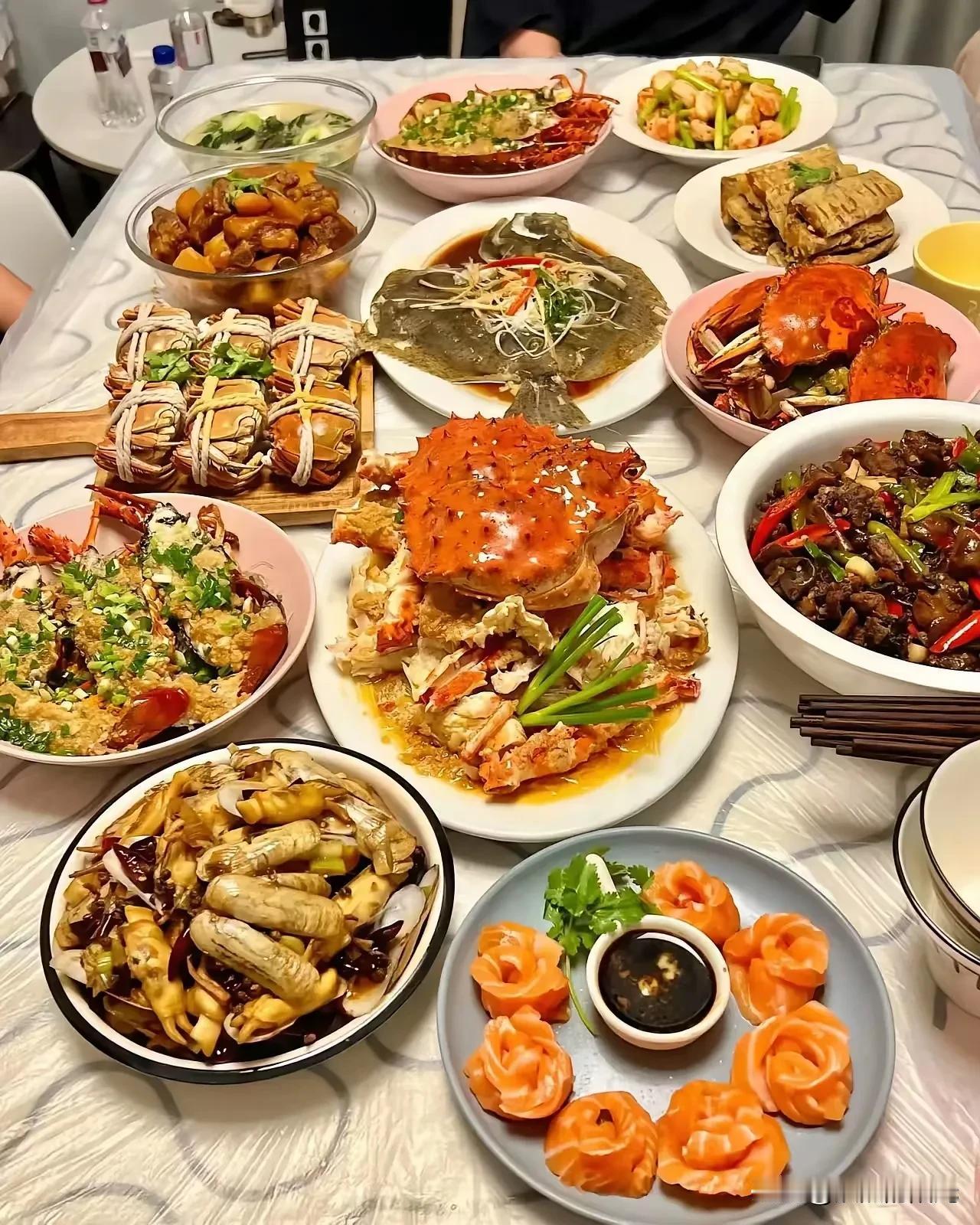 青岛就是好，海鲜少不了！闺蜜自己在家做的海鲜盛宴，一点都不比饭店差！目测