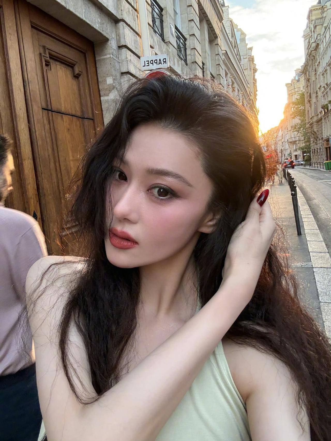 张馨予在圈内也是比较出众的女明星，她为了保持体重不过百，在吃的方面，也是下“狠心