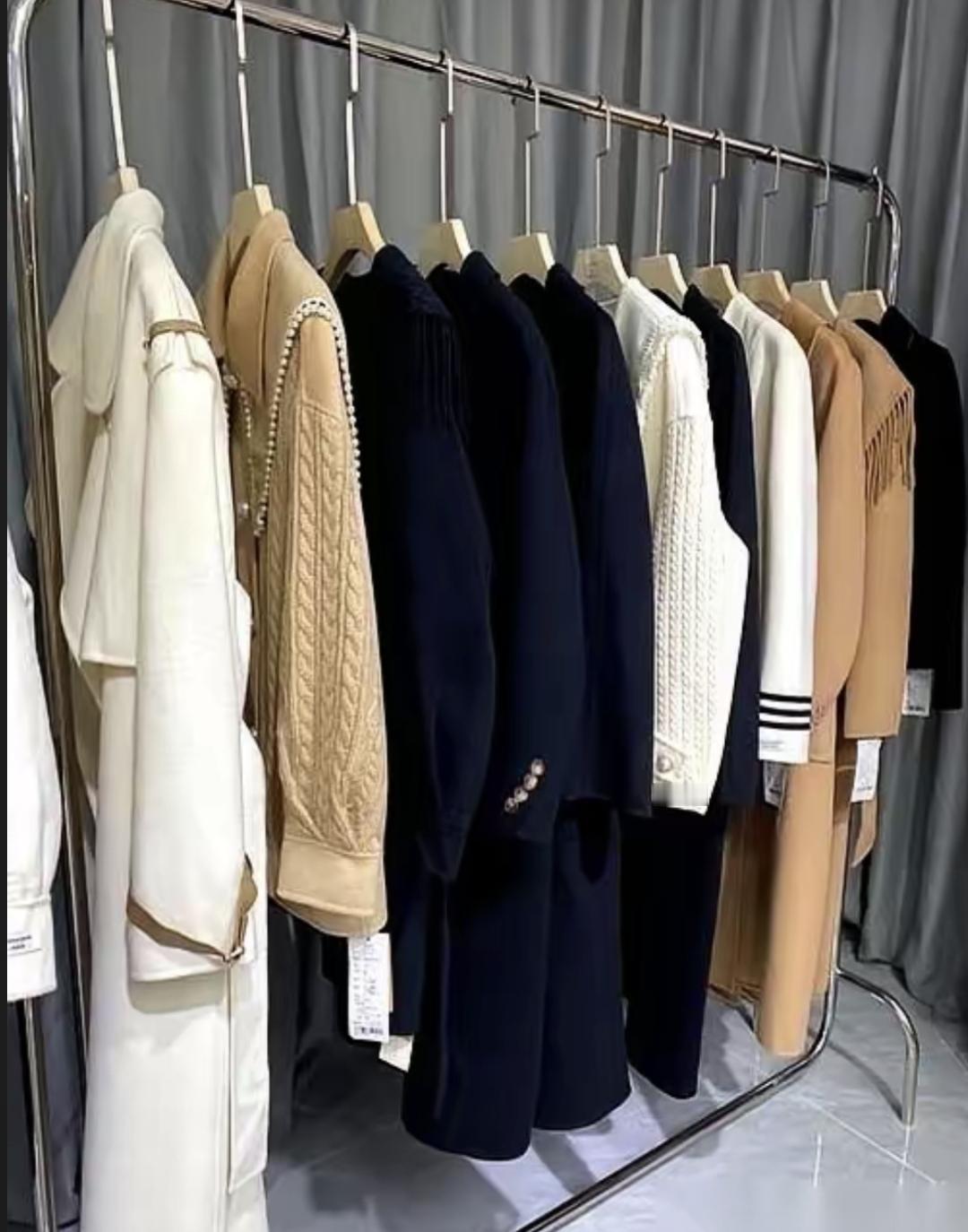 我妈总说，一件衣服就得穿到脏，洗了再穿，省钱。我跟我媳妇倒好，衣服多，轮着穿，一