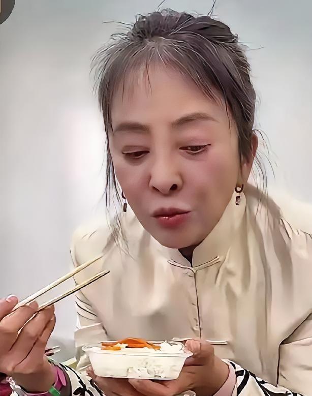 62岁老戏骨李勤勤，疯了一样接戏。大小角色都接，甚至公开喊话"有戏找我"。不是