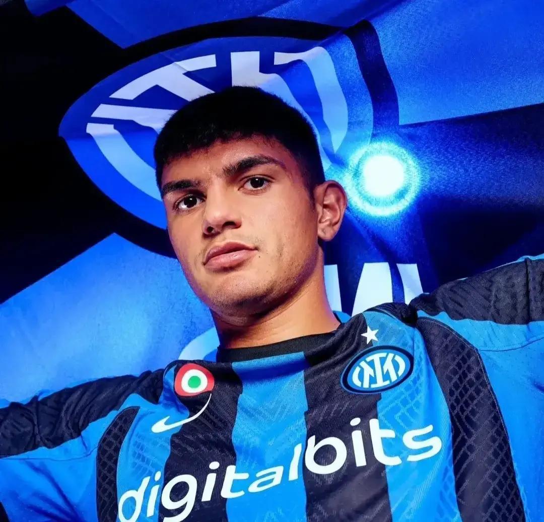 “国米又要吃回头草？”消息一出，评论区直接炸锅。贝拉诺瓦，当年在梅阿