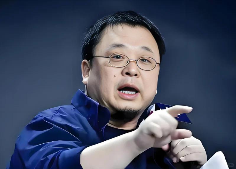 罗永浩这个人，最厉害的地方不是做手机，也不是直播还债，是他给自己编了一个故事，然