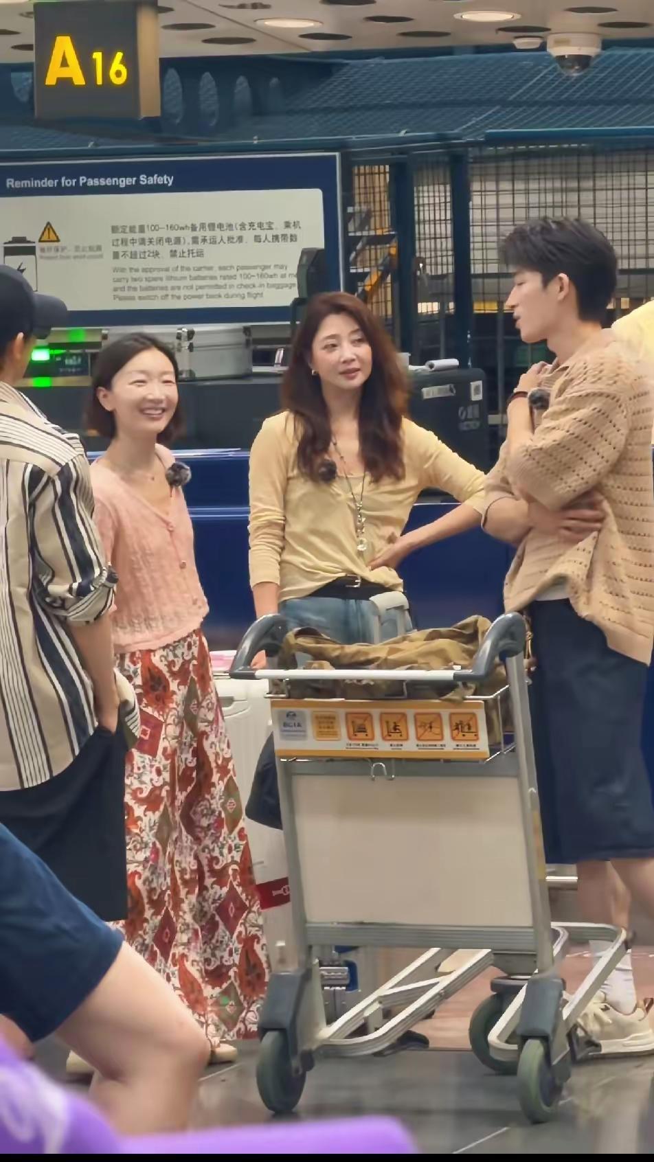 周冬雨这颜值也碾压同龄人。只能说明星和大众的壁垒太严重了，很多嘲讽周冬雨颜值身材
