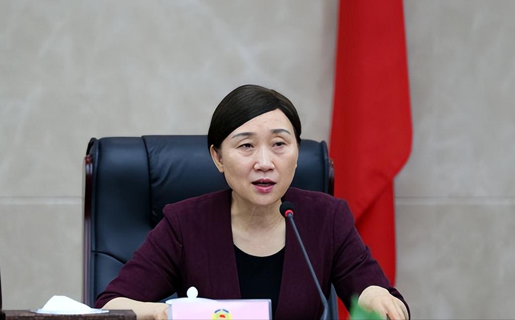 站在被告席上的李微微，身材瘦削单薄，满头的白发，早已没了往日的照人光彩，一如寻常