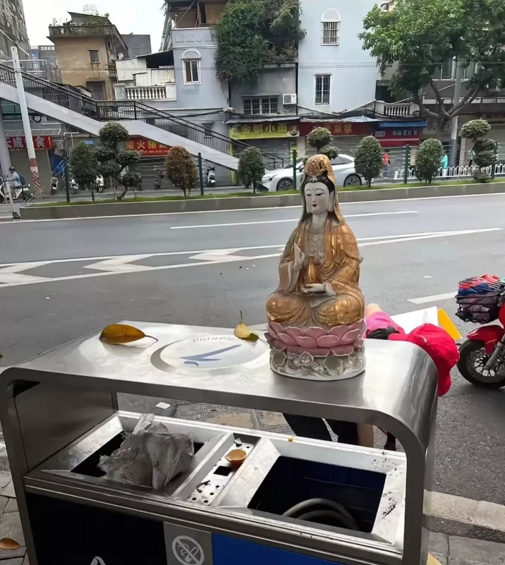 广东东莞，有一名女子早上骑电动车上班，经过一座天桥底的时候，发现旁边的一个垃圾箱