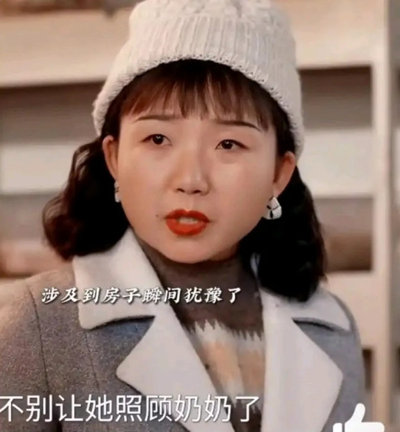 你们发现没有，《六姊妹》中的老六总喜欢戴个帽子，在屋里也戴，吃饭也戴。电视剧