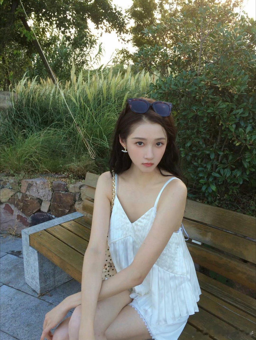 关晓彤最新营业🈶，拍完耀眼后真的越来越耀眼了