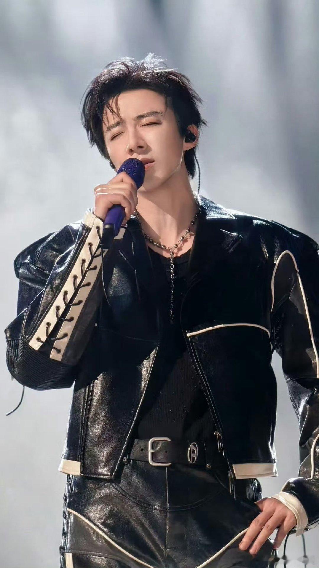 刘宇宁艺统带团好忙刘宇宁：我只是个发起人+艺统+主唱+和声+切歌工罢了！这工作