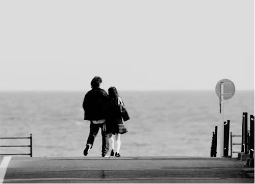 以前对你的喜欢，是见你，念你，陪伴你。现在对你的喜欢，是不问，不看，不叨扰。好