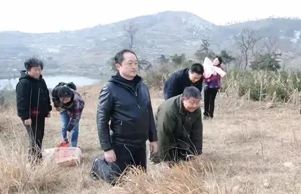 这是2016年孙立人长子孙安平与妻子回乡祭祖，在祖父墓前下跪的照片，他一直希望父