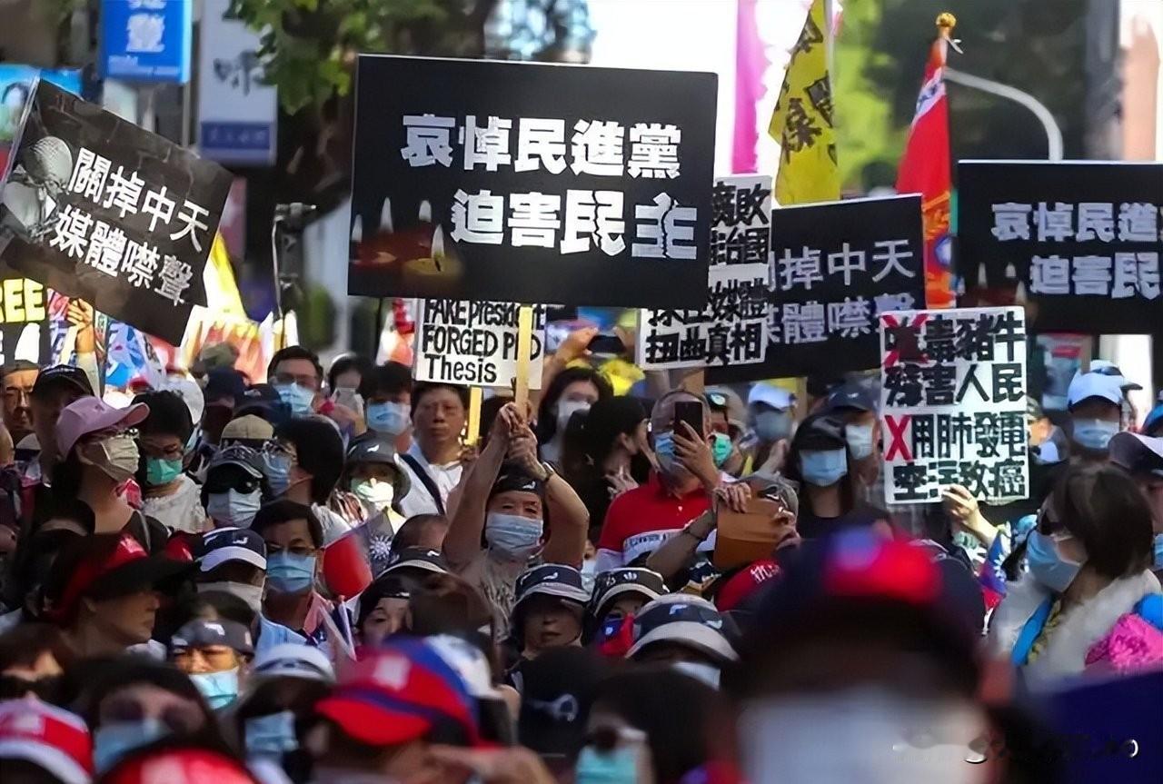 大罢免惨败！台湾民心已醒：两岸一家亲才是正道各位老铁，最近台湾岛内闹得沸沸