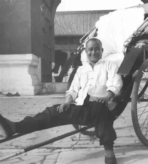 1931年，北平街头，昔日的大清顶级王爷晏森，正吭哧吭哧拉着黄包车揽活。这位爷祖