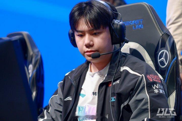 Caps成功复仇BLGShad0w在干嘛盲目进草送节奏！一条小龙都控不住！S