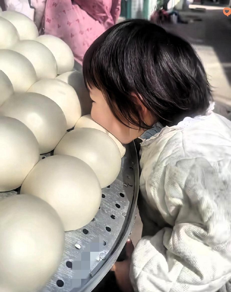 1岁半宝宝直接火上人民日报！这一幕真的把全网都萌化了。甘肃天水，小宝宝第